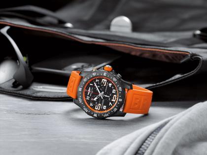 Breitling Endurance Pro 44 Chronograph Quarz Breitlight schwarzes Zifferblatt orangefarbenes Kautschukband – Herrenuhren Chronograph aus Sonstiges. Das Gehäuse ist rund und schwarz. Das Kautschuk / Kunststoff / Silikon Armband ist orange. Das Zifferblatt ist arabisch und schwarz. – Ansicht 4