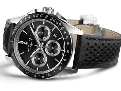 Hamilton Jazzmaster Performer Auto Chrono Edelstahl 42mm schwarzes Zifferblatt schwarzes Lederband – Herrenuhren Chronograph aus Edelstahl und Leder. Das Gehäuse ist rund und silber. Das Lederarmband ist schwarz. Das Zifferblatt ist arabisch Index und schwarz. – Ansicht 3