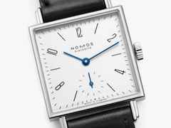 Nomos Glashütte Tetra 27 Weiss Handaufzug Edelstahl 27mm weißes Zifferblatt schwarzes Lederband Glasboden – Damenuhren Uhr ohne Datum aus Edelstahl und Leder. Das Gehäuse ist quadratisch und silber. Das Lederarmband ist schwarz. Das Zifferblatt ist arabisch Index und weiß. – Ansicht 4