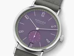 Nomos Glashütte Tangente 38 Datum "175 Years Watchmaking - Mauvegrün" Handaufzug Edelstahl violettes Zifferblatt graues Textilband Glasboden – Herrenuhren Uhr mit Datum aus Edelstahl. Das Gehäuse ist rund und silber. Das Textilarmband ist grau. Das Zifferblatt ist arabisch Index und lila. – Ansicht 4