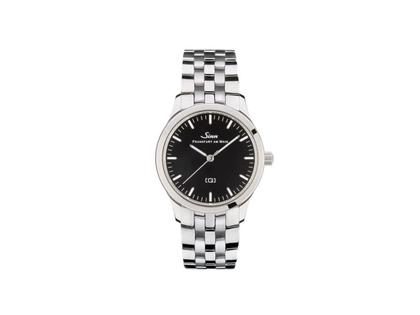 Sinn Spezialuhren 434 St S Quarz Edelstahl 34mm schwarzes Zifferblatt Metallband – Damenuhren Uhr ohne Datum aus Edelstahl. Das Gehäuse ist rund und silber. Das Edelstahlarmband ist silber. Das Zifferblatt ist ein Index in schwarz.