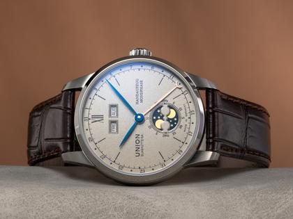 Union Glashütte 1893 Johannes Dürrstein Edition Doppelmondphase Handaufzug Edelstahl 41mm beiges Zifferblatt braunes Lederband – Herrenuhren Uhr mit Datum aus Edelstahl und Leder. Das Gehäuse ist rund und silber. Das Lederarmband ist braun. Das Zifferblatt ist römisch Index und beige. – Ansicht 10