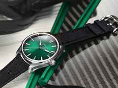 H. Moser & Cie. Pioneer Centre Seconds Cosmic Green Fumé Automatik Edelstahl 42,8mm grünes Zifferblatt schwarzes Textilband – Herrenuhren Uhr ohne Datum aus Edelstahl. Das Gehäuse ist rund und silber. Das Textilarmband ist schwarz. Das Zifferblatt ist ein Index in grün. – Ansicht 3