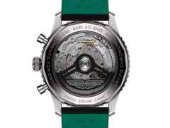 Breitling Navitimer B01 Chronograph 43 Titan Aston Martin Aramco Formula ONE™ Team Limited Edition – Herrenuhren Chronograph aus Titan. Das Gehäuse ist rund und silber. Das Lederarmband ist anthrazit. Das Zifferblatt ist ein Index in anthrazit. – Ansicht 4