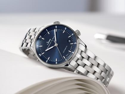 Sinn Spezialuhren 6033 B Frankfurter Finanzplatzuhr Limited Edition Automatik Edelstahl 34mm blaues Zifferblatt Metallband – Herrenuhren Uhr mit Datum aus Edelstahl. Das Gehäuse ist rund und silber. Das Edelstahlarmband ist silber. Das Zifferblatt ist arabisch Index und blau. – Ansicht 7