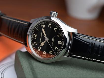 Hamilton Khaki Field Murph Automatik Edelstahl 38mm schwarzes Zifferblatt schwarzes Lederband – Herrenuhren Uhr ohne Datum aus Edelstahl und Leder. Das Gehäuse ist rund und silber. Das Lederarmband ist schwarz. Das Zifferblatt ist arabisch und schwarz. – Ansicht 11