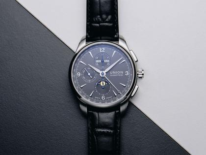 Union Glashütte Belisar Chronograph Mondphase Automatik Edelstahl 42mm graues Zifferblatt schwarzes Lederband – Herrenuhren Chronograph aus Edelstahl. Das Gehäuse ist rund und silber. Das Lederarmband ist schwarz. Das Zifferblatt ist arabisch Index und grau. – Ansicht 5