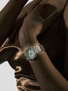Maurice Lacroix Aikon Quarz Edelstahl 35mm weißes Zifferblatt zweifarbiges Metallband – Damenuhren Uhr mit Datum aus Edelstahl, PVD beschichtet und vergoldet. – Ansicht 3