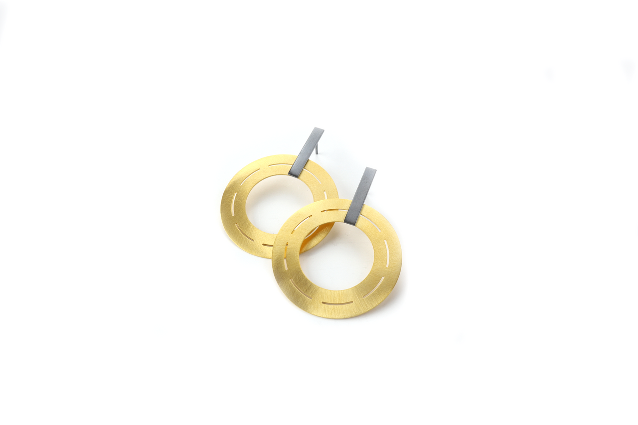 Maria Rzewuska Ohrhänger Silber vergoldet 36mm – Ohrschmuck Ohrhänger in gelbgold und aus 925 Silber und vergoldet. – Ansicht 4