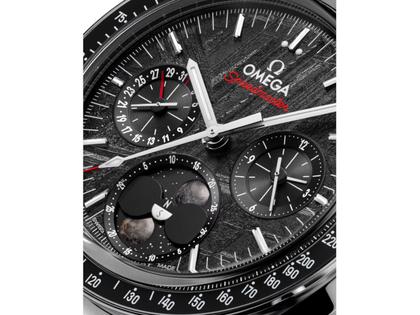 Omega Speedmaster Mondphase Chronograph Handaufzug Edelstahl 43mm graues Zifferblatt Metallband – Herrenuhren Chronograph aus Edelstahl und Titan. Das Gehäuse ist rund und silber. Das Edelstahlarmband ist silber. Das Zifferblatt ist ein Index in grau. – Ansicht 4