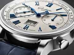 Glashütte Original Senator Chronograph Automatik Edelstahl 41mm weißes Zifferblatt  blaues Lederband – Herrenuhren Chronograph aus Edelstahl und Leder. Das Gehäuse ist rund und silber. Das Lederarmband ist blau. Das Zifferblatt ist römisch Index und silber. – Ansicht 4