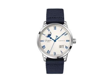 Herrenuhren Uhr mit Datum aus Edelstahl. Das Gehäuse ist rund und silber. Das Textilarmband ist blau. Das Zifferblatt ist römisch und silber.
