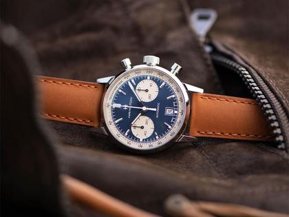 Hamilton American Classic Intra-Matic Auto Chrono 40 mm blaues Zifferblatt braunes Lederband – Herrenuhren Chronograph aus Edelstahl und Leder. Das Gehäuse ist rund und silber. Das Lederarmband ist braun. Das Zifferblatt ist ein Index in blau. – Ansicht 4