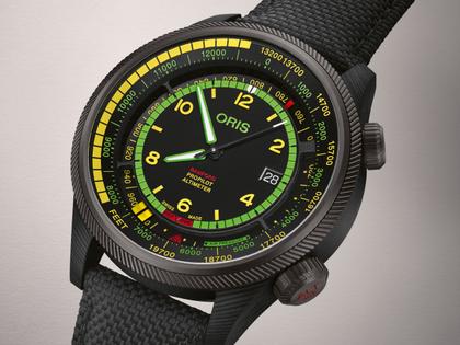 Oris ProPilot Altimeter "Mission Control" X Bamford Watch Department Automatik Karbon 47mm schwarzes Zifferblatt schwarzes Textilband Limited Edition – Herrenuhren Uhr mit Datum aus Carbon, Leder, PVD beschichtet und Titan. Das Gehäuse ist rund und schwarz. Das Textilarmband ist schwarz. Das Zifferblatt ist arabisch Index und schwarz. – Ansicht 3