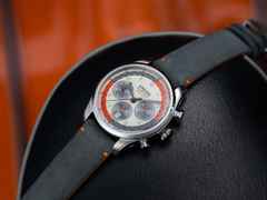 Union Glashütte Belisar Chronograph Silvretta Classic 2025 Limitierte Edition Automatik Edelstahl 44mm beiges Zifferblatt Metallband und graues Lederband – Herrenuhren Chronograph aus Edelstahl und Leder. Das Gehäuse ist rund und silber. Das Lederarmband ist grau. Das Zifferblatt ist arabisch Index und beige. – Ansicht 7
