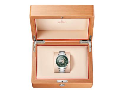Omega Seamaster Aqua Terra 150M Automatik Edelstahl 43mm grünes Zifferblatt Metallband – Herrenuhren Uhr mit Datum aus 750 Gelbgold, Edelstahl und Keramik. Das Gehäuse ist rund und silber. Das Edelstahlarmband ist silber. Das Zifferblatt ist ein Index in grün. – Ansicht 7