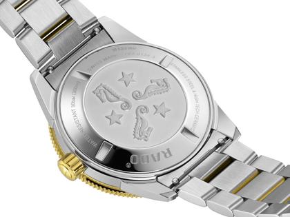 Rado Captain Cook Automatik Edelstahl 42mm gelbgold beschichtet grün Edelstahlband bicolor – Herrenuhren Uhr mit Datum aus Edelstahl und PVD beschichtet. Das Gehäuse ist rund und silber-gelbgold. Das Edelstahlarmband ist silber-gelbgold. Das Zifferblatt ist ein Index in grün. – Ansicht 4
