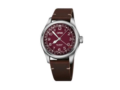 Oris Big Crown Pointer Date X Cervo Volante Automatik Edelstahl 40mm burgunderrotes Zifferblatt braunes Lederband – Herrenuhren Uhr mit Datum aus Edelstahl und Leder. Das Gehäuse ist rund und silber. Das Lederarmband ist braun. Das Zifferblatt ist arabisch und rot.