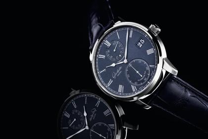 Glashütte Original Senator Chronometer Handaufzug Weißgold 42mm blaues Zifferblatt blaues Lederband – Herrenuhren Uhr mit Datum aus 750 Weißgold. Das Gehäuse ist rund und silber. Das Lederarmband Kroko / Alligator ist blau. Das Zifferblatt ist römisch und blau. – Ansicht 2