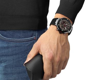 Tissot T-Race MotoGP                   2025 Chronograph Limited Edition Quarz Edelstahl 45mm schwarz-braunes Zifferblatt schwarzes Silikonband – Herrenuhren Chronograph aus Edelstahl und PVD beschichtet. Das Gehäuse ist rund und silber. Das Kautschuk / Kunststoff / Silikon Armband ist schwarz. Das Zifferblatt ist ein Index in schwarz. – Ansicht 3