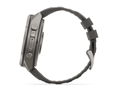 Garmin Fenix 9 Pro inReach Solar Titan 51mm digitales Display graues Silikonband – Herrenuhren Uhr Multifunktion aus Kautschuk und Titan. Das Gehäuse ist rund und grau. Das Kautschuk / Kunststoff / Silikon Armband ist grau. Das Zifferblatt ist digital und schwarz. – Ansicht 3