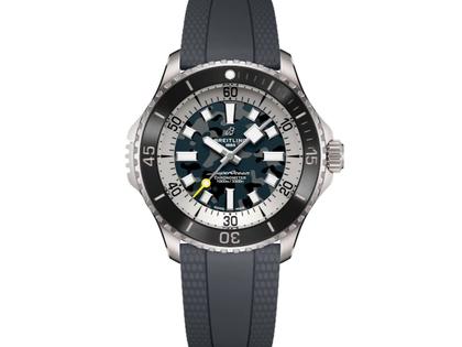 Breitling Superocean Automatic 46 Superdiver Titan blaues Camouflage-Zifferblatt blaues Kautschukband – Herrenuhren Uhr ohne Datum aus Eisen, Kautschuk, Keramik und Titan. Das Gehäuse ist rund und silber. Das Kautschuk / Kunststoff / Silikon Armband ist blau. Das Zifferblatt ist ein Index in blau.