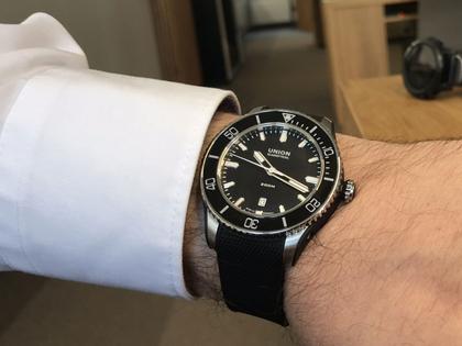 Union Glashütte Belisar  Datum Sport Automatik Edelstahl 45mm schwarzes Zifferblatt schwarzes Kautschukband – Herrenuhren Uhr mit Datum aus Edelstahl. Das Gehäuse ist rund und silber. Das Kautschuk / Kunststoff / Silikon Armband ist schwarz. Das Zifferblatt ist ein Index in schwarz. – Ansicht 6