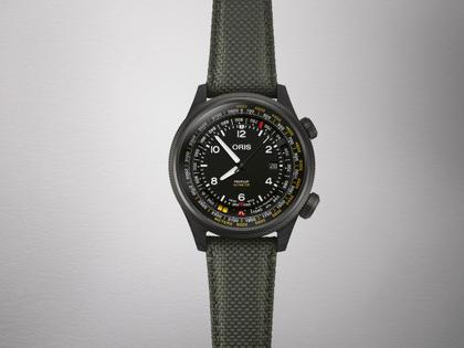 Oris Big Crown ProPilot Altimeter Automatik Karbon 47mm schwarzes Zifferblatt grünes Textilband – Herrenuhren Uhr mit Datum aus Carbon, Leder, PVD beschichtet und Titan. Das Gehäuse ist rund und schwarz. Das Textilarmband ist grau. Das Zifferblatt ist arabisch Index und schwarz. – Ansicht 2