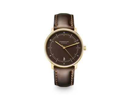 Sternglas Naos Heritage Quarz Edelstahl Gelbgold-PVD 38mm braunes Zifferblatt braunes Lederband – Herrenuhren Uhr mit Datum aus Edelstahl, Leder und PVD beschichtet. Das Gehäuse ist rund und gelbgold. Das Lederarmband ist braun. Das Zifferblatt ist ein Index in braun.