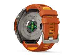 Garmin Fenix 9 Pro inReach Titan 51mm digitales Display orangefarbenes Silikonband – Herrenuhren Uhr Multifunktion aus Kautschuk und Titan. Das Gehäuse ist rund und grau. Das Kautschuk / Kunststoff / Silikon Armband ist orange. Das Zifferblatt ist digital und schwarz. – Ansicht 4