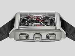 TAG Heuer Monaco Chronograph Automatik Titan 39mm skelettiertes Zifferblatt schwarzes Kautschuk-Lederband – Herrenuhren Chronograph aus Titan. Das Gehäuse ist quadratisch und silber. Das Kautschuk / Kunststoff / Silikon Armband ist schwarz. Das Zifferblatt ist ein Index in schwarz. – Ansicht 2