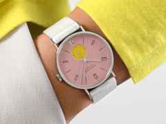 Nomos Glashütte Tangente 38 Datum "175 Years Watchmaking - Bubblegum" Handaufzug Edelstahl rosa Zifferblatt graues Textilband Glasboden – Herrenuhren Uhr mit Datum aus Edelstahl. Das Gehäuse ist rund und silber. Das Textilarmband ist grau. Das Zifferblatt ist arabisch Index und rosa. – Ansicht 7