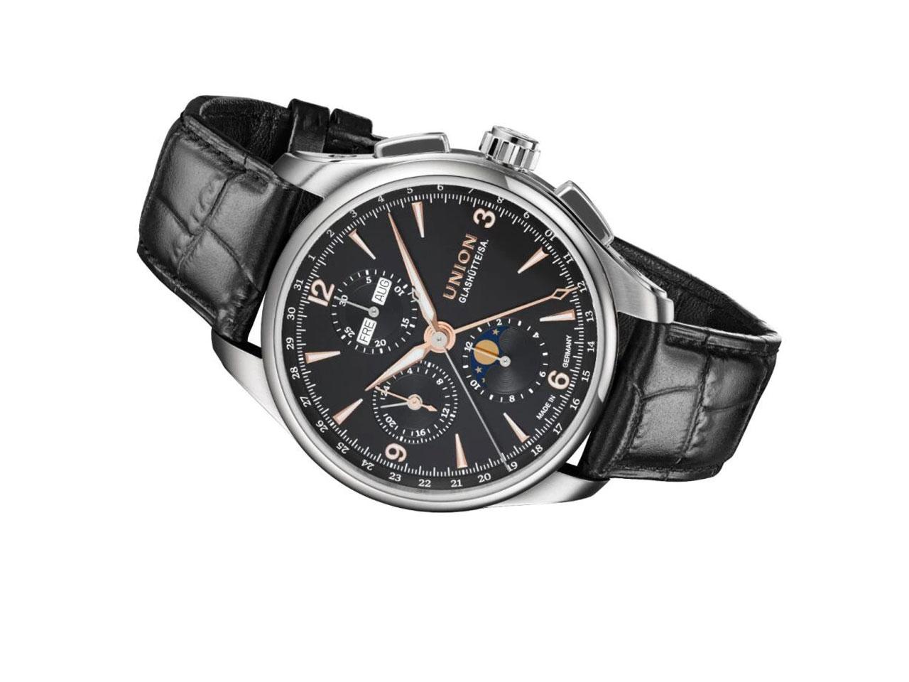 Union Glashütte Belisar Chronograph Mondphase Automatik Edelstahl 42mm schwarzes Zifferblatt schwarzes Lederband – Herrenuhren Chronograph aus Edelstahl. Das Gehäuse ist rund und silber. Das Lederarmband ist schwarz. Das Zifferblatt ist arabisch Index und schwarz. – Ansicht 2