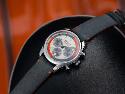 Union Glashütte Belisar Chronograph Silvretta Classic 2025 Limitierte Edition Automatik Edelstahl 44mm beiges Zifferblatt Metallband und graues Lederband – Herrenuhren Chronograph aus Edelstahl und Leder. Das Gehäuse ist rund und silber. Das Lederarmband ist grau. Das Zifferblatt ist arabisch Index und beige. – Ansicht 7