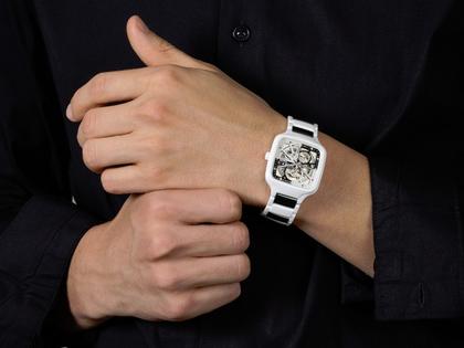 Rado True Square Open Heart Diamonds Automatik Keramik 38mm weißes Zifferblatt weißes Keramikband limitiert – Herrenuhren Uhr ohne Datum aus Keramik und Titan. Das Gehäuse ist quadratisch und weiß. Das Keramikarmband ist weiß. Das Zifferblatt ist skelettiert und weiß. – Ansicht 6