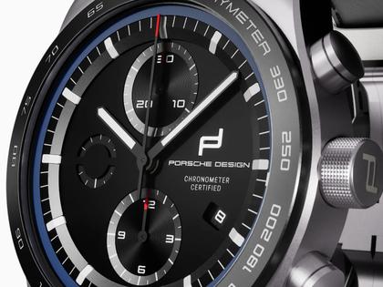 Porsche Design Custom Built Timepieces Watchmakers Choice "LuganoBlau" Chronograph Automatik Titan 42mm schwarzes Zifferblatt graues Lederband – Herrenuhren Chronograph aus Edelstahl, Leder und Titan. Das Gehäuse ist rund und grau. Das Lederarmband ist grau. Das Zifferblatt ist ein Index in schwarz. – Ansicht 3