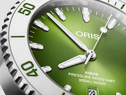 Oris Aquis Date Taste of Summer Automatik Edelstahl 41,5mm grünes Zifferblatt Metallband – Herrenuhren Uhr mit Datum aus Edelstahl und Keramik. Das Gehäuse ist rund und silber. Das Edelstahlarmband ist silber. Das Zifferblatt ist ein Index in grün. – Ansicht 2