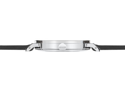 Nomos Glashütte Tangente 38 Nachtblau Handaufzug Edelstahl 38mm blaues Zifferblatt schwarzes Lederband Glasboden – Herrenuhren Uhr ohne Datum aus Edelstahl und Leder. Das Gehäuse ist rund und silber. Das Lederarmband ist grau. Das Zifferblatt ist arabisch Index und blau. – Ansicht 5