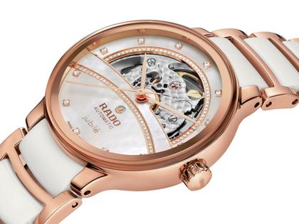 Rado Centrix Diamonds Automatik Open Heart Edelstahl Roségold-PVD 35mm weißes Zifferblatt mit Brillanten Metallband – Damenuhren Uhr ohne Datum aus Edelstahl, Keramik und PVD beschichtet. Das Gehäuse ist rund und roségold. Das Keramikarmband ist weiß. Das Zifferblatt ist ein Index in weiß. – Ansicht 2
