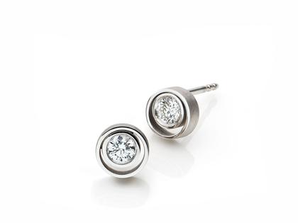 Schmuckwerk Ohrstecker Saturn Weißgold mit Brillanten 9mm – Ohrschmuck Ohrstecker aus 750 Weißgold.