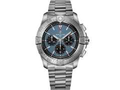 Breitling Super Avenger B01 Chronograph 46 Automatik Titan blaues Zifferblatt Metallband – Herrenuhren Chronograph aus Titan. Das Gehäuse ist rund und grau. Das Titanarmband ist grau. Das Zifferblatt ist ein Index in blau.
