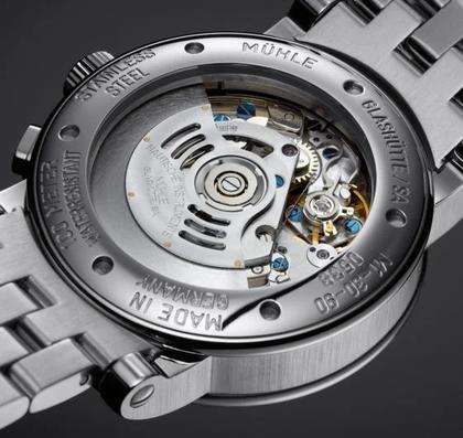 Mühle Glashütte Teutonia II Chronograph Automatik Edelstahl 42mm silbernes Zifferblatt Metallband – Herrenuhren Chronograph aus Edelstahl. Das Gehäuse ist rund und silber. Das Edelstahlarmband ist silber. Das Zifferblatt ist ein Index in silber. – Ansicht 2