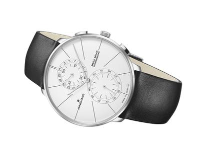 Junghans Meister fein Chronoscope MEGA Solar Funkuhr Edelstahl 39mm weißes Zifferblatt schwarzes Lederband – Herrenuhren Uhr mit Datum aus Edelstahl. Das Gehäuse ist rund und silber. Das Lederarmband ist schwarz. Das Zifferblatt ist ein Index in weiß. – Ansicht 2