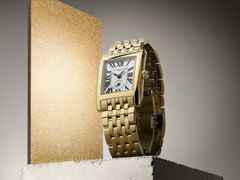Frederique Constant Classics Carree Small Seconds Quarz Edelstahl Gelbgold-PVD 36x25mm weißes Zifferblatt Metallband – Damenuhren Uhr mit Datum aus Edelstahl und PVD beschichtet. Das Gehäuse ist rechteckig und gelbgold. Das Edelstahlarmband ist gelbgold. Das Zifferblatt ist römisch und weiß. – Ansicht 5