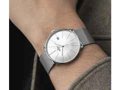 Junghans Meister fein Automatic Edelstahl 39mm silbernes Zifferblatt Metallband – Herrenuhren Uhr mit Datum aus Edelstahl. Das Gehäuse ist rund und silber. Das Edelstahlarmband ist grau. Das Zifferblatt ist ein Index in silber. – Ansicht 4