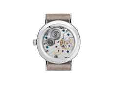 Nomos Glashütte Tangente 33 Handaufzug Edelstahl 33mm graues Zifferblatt beiges Lederband Glasboden – Damenuhren Uhr ohne Datum aus Edelstahl und Leder. Das Gehäuse ist rund und silber. Das Lederarmband ist beige. Das Zifferblatt ist arabisch Index und grau. – Ansicht 2