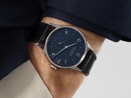 Nomos Glashütte Minimatik 39 Datum Handaufzug Edelstahl blaues Zifferblatt schwarzes Lederband – Herrenuhren Uhr mit Datum aus Edelstahl. Das Gehäuse ist rund und silber. Das Lederarmband ist schwarz. Das Zifferblatt ist arabisch Index und blau. – Ansicht 5