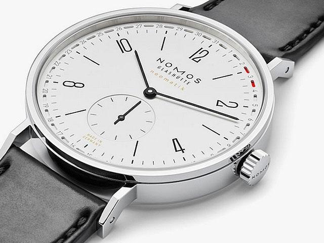 Nomos Glashütte Tangente 41 neomatik Update Automatik Edelstahl 40mm weißes Zifferblatt schwarzes Lederband – Herrenuhren Uhr mit Datum aus Edelstahl. Das Gehäuse ist rund und silber. Das Lederarmband ist schwarz. Das Zifferblatt ist arabisch Index und weiß. – Ansicht 2