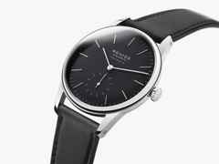 Nomos Glashütte Orion neomatik New Black Automatik Edelstahl 36mm schwarzes Zifferblatt schwarzes Lederband Glasboden – Herrenuhren Uhr ohne Datum aus Edelstahl und Leder. Das Gehäuse ist rund und silber. Das Lederarmband ist schwarz. Das Zifferblatt ist ein Index in schwarz. – Ansicht 4