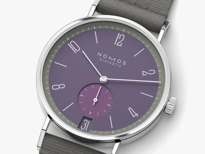 Nomos Glashütte Tangente 38 Datum "175 Years Watchmaking - Mauvegrün" Handaufzug Edelstahl violettes Zifferblatt graues Textilband Glasboden – Herrenuhren Uhr mit Datum aus Edelstahl. Das Gehäuse ist rund und silber. Das Textilarmband ist grau. Das Zifferblatt ist arabisch Index und lila. – Ansicht 4